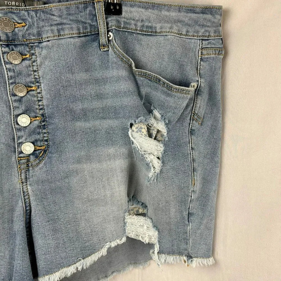 NEW Torrid Boyfriend Vintage Stretch Mid-Rise Short Women Plus 26 Light‎ Blue - Picture 8 of 11